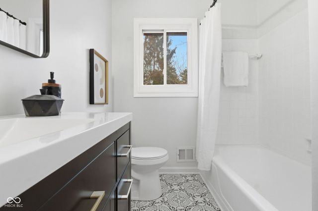 4820 E 70th Street, Indianapolis, IN 46220