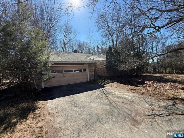 23 Elizabeth Court, North Haledon, NJ 07508