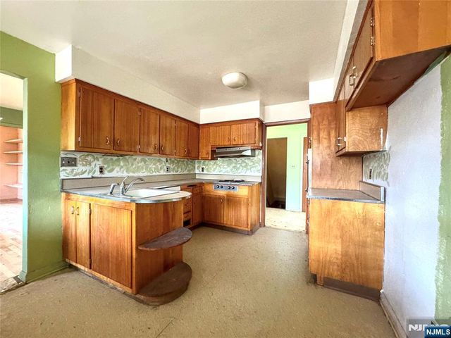 23 Elizabeth Court, North Haledon, NJ 07508