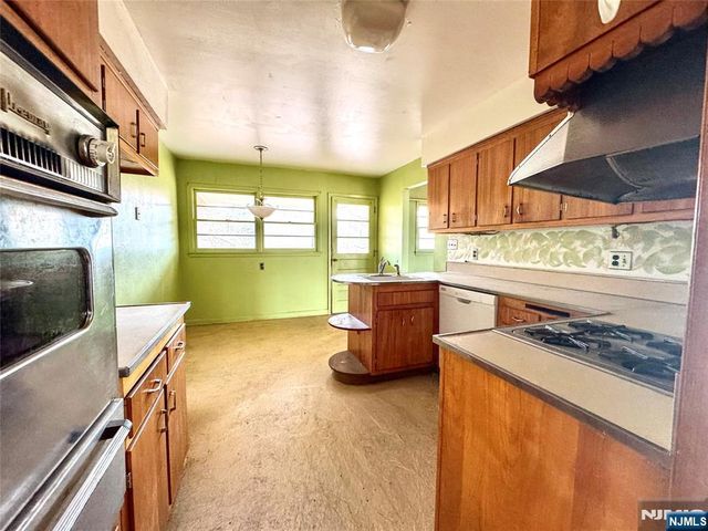 23 Elizabeth Court, North Haledon, NJ 07508