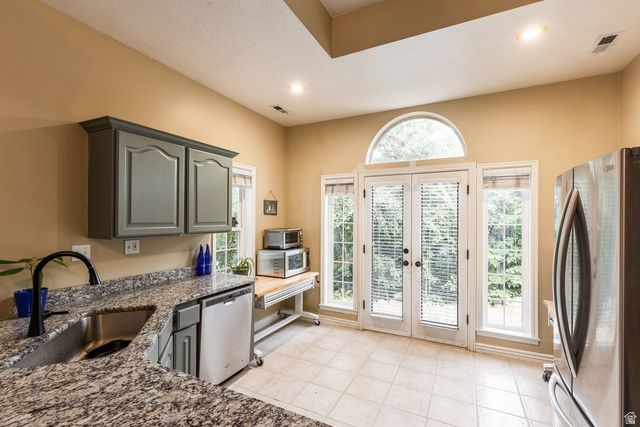 13 LA MONTAGNE LN, Sandy, UT 84092