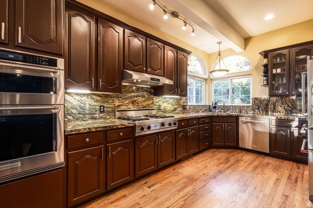 13 LA MONTAGNE LN, Sandy, UT 84092