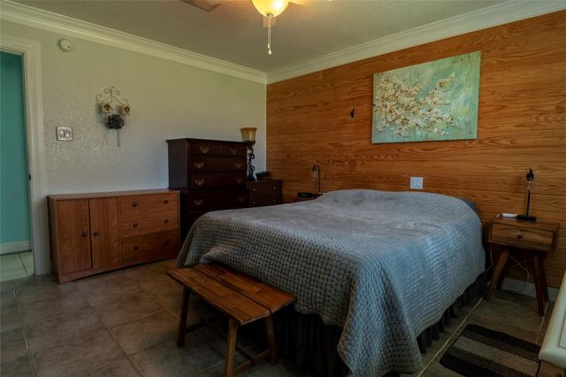 2319 Goldenrod Street, Highlands, TX 77562