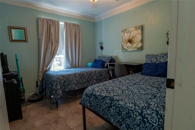 2319 Goldenrod Street, Highlands, TX 77562