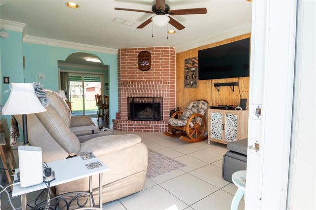 2319 Goldenrod Street, Highlands, TX 77562