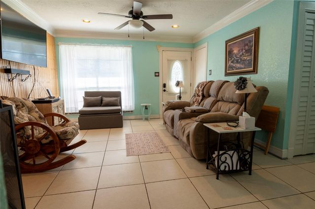 2319 Goldenrod Street, Highlands, TX 77562