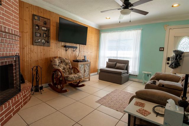 2319 Goldenrod Street, Highlands, TX 77562