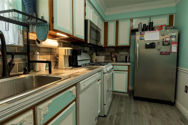 2319 Goldenrod Street, Highlands, TX 77562