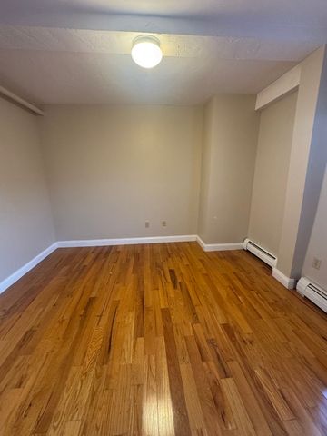 52 Washington St 10, Marblehead, MA 01945