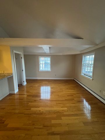 52 Washington St 10, Marblehead, MA 01945