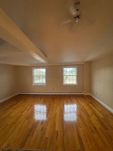 52 Washington St 10, Marblehead, MA 01945