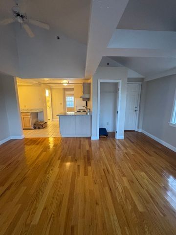 52 Washington St 10, Marblehead, MA 01945