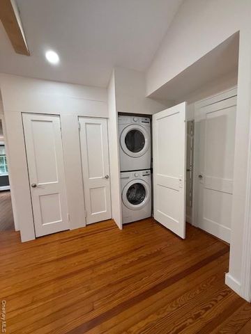 35 Youngs Hill Road, Huntington, NY 11743