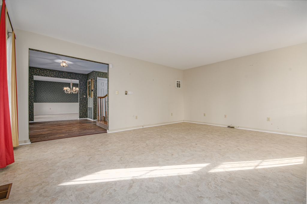 Image 14 of property listing at 4715 Richview Road, Mt Vernon, IL 62864