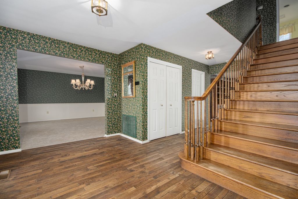 Image 16 of property listing at 4715 Richview Road, Mt Vernon, IL 62864