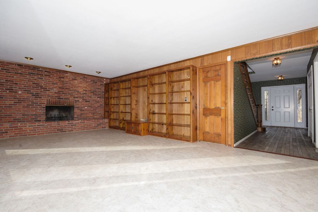 Image 17 of property listing at 4715 Richview Road, Mt Vernon, IL 62864