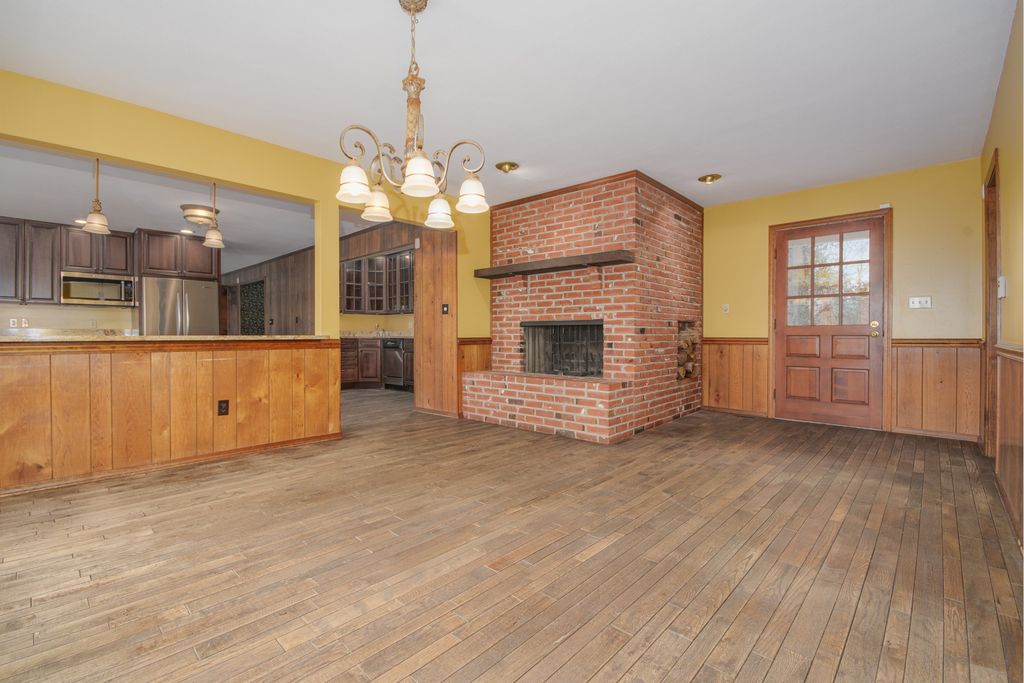 Image 22 of property listing at 4715 Richview Road, Mt Vernon, IL 62864