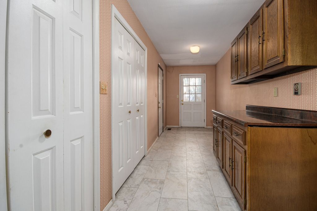 Image 25 of property listing at 4715 Richview Road, Mt Vernon, IL 62864