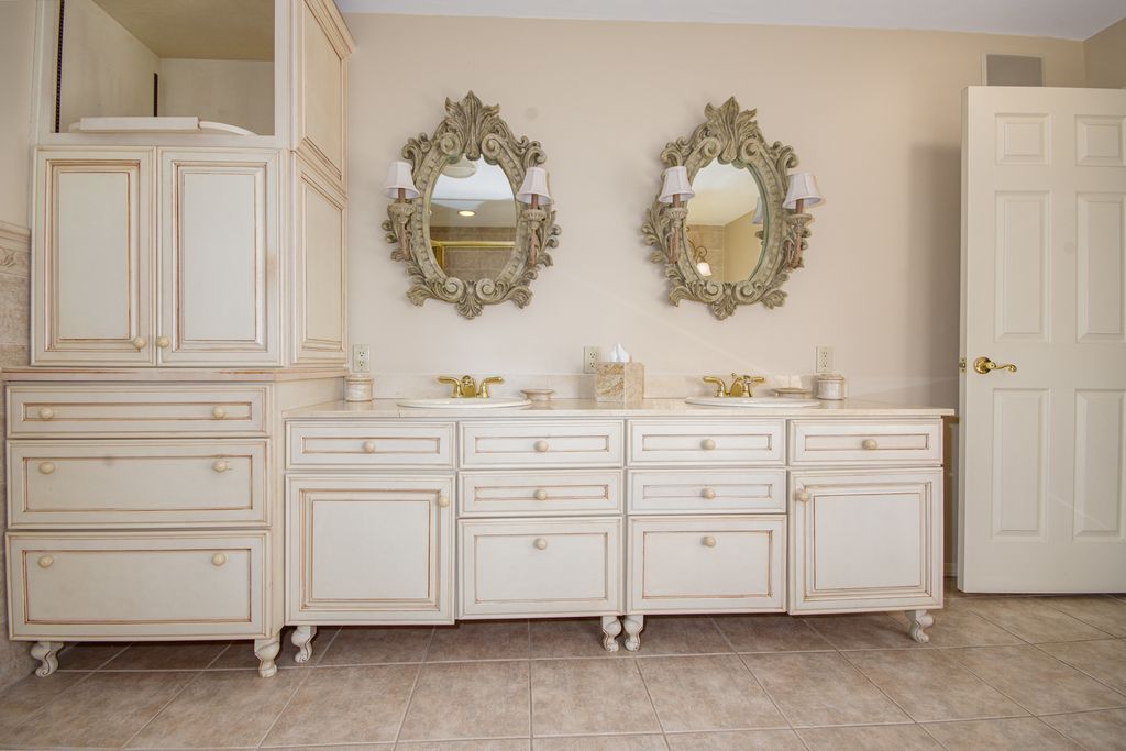 Image 30 of property listing at 4715 Richview Road, Mt Vernon, IL 62864