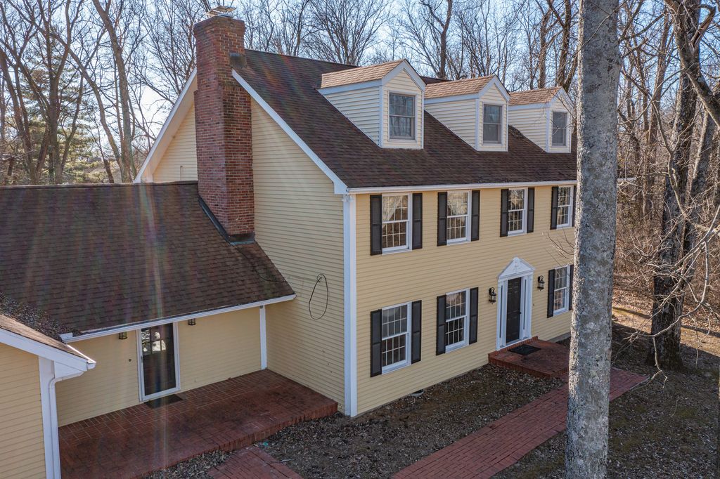 Image 4 of property listing at 4715 Richview Road, Mt Vernon, IL 62864