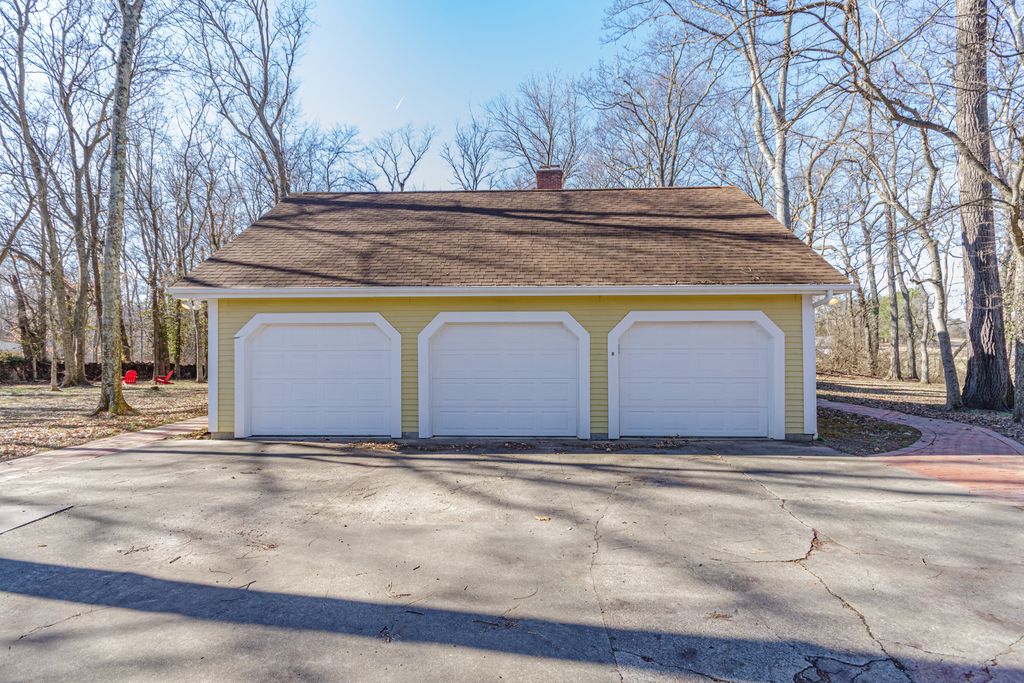 Image 5 of property listing at 4715 Richview Road, Mt Vernon, IL 62864