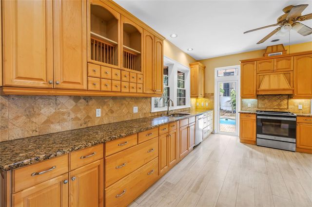 546 26TH AVENUE N, St Petersburg, FL 33704