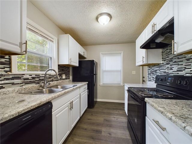 5015 E 40th Street, Kansas City, MO 64130