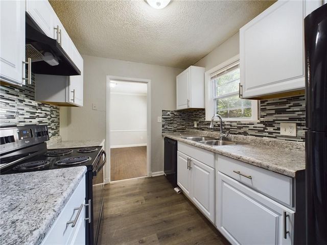 5015 E 40th Street, Kansas City, MO 64130