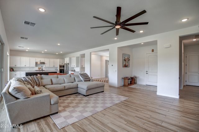 43607 N NATIONAL Court, New River, AZ 85087