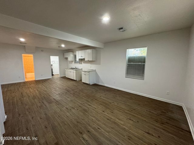 34 LA MAIN Court, Jacksonville, FL 32204