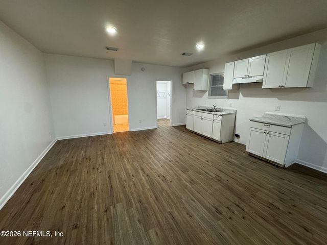 34 LA MAIN Court, Jacksonville, FL 32204