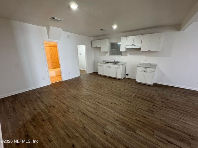 34 LA MAIN Court, Jacksonville, FL 32204