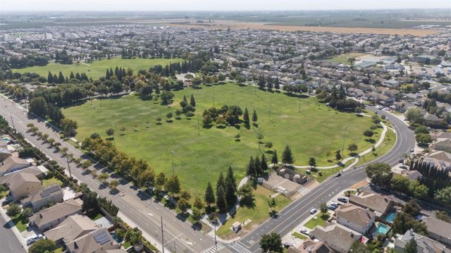 864 N Heartland Dr, Manteca, CA 95337