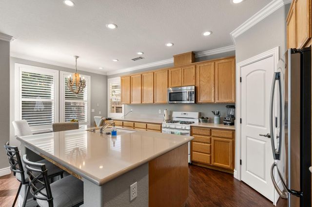 864 N Heartland Dr, Manteca, CA 95337