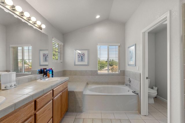 864 N Heartland Dr, Manteca, CA 95337