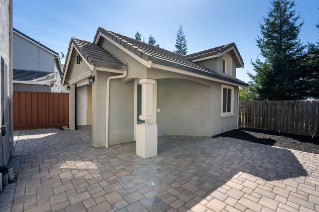 864 N Heartland Dr, Manteca, CA 95337