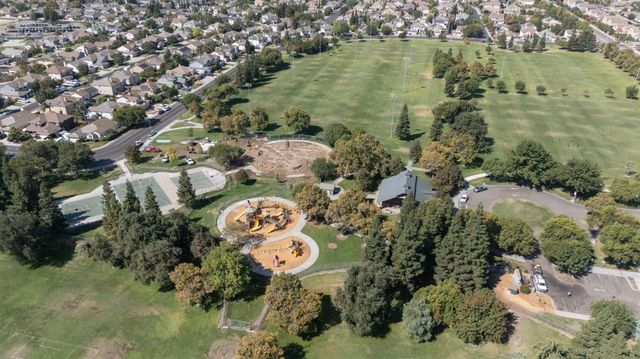 864 N Heartland Dr, Manteca, CA 95337