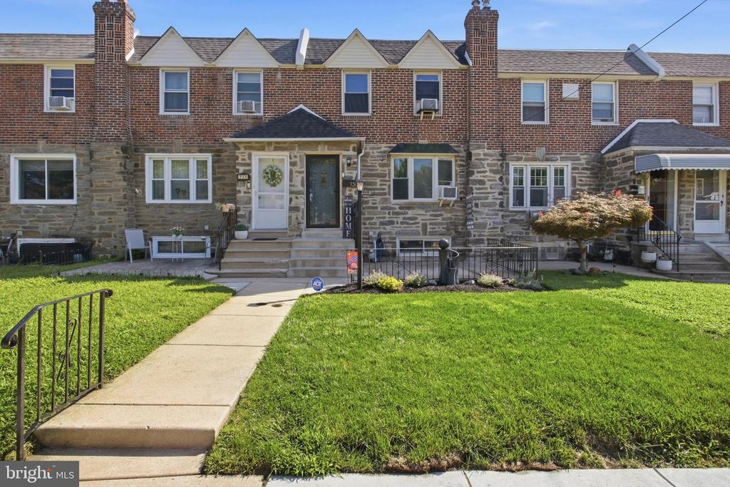 731 EDDYSTONE AVE, CRUM LYNNE, PA 19022 — exterior