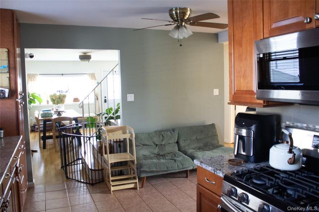 14 E Seacrest Avenue, Lindenhurst, NY 11757