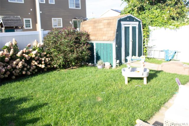 14 E Seacrest Avenue, Lindenhurst, NY 11757