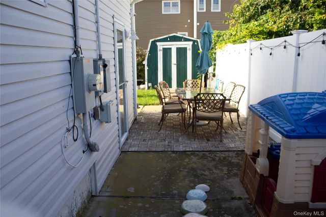 14 E Seacrest Avenue, Lindenhurst, NY 11757