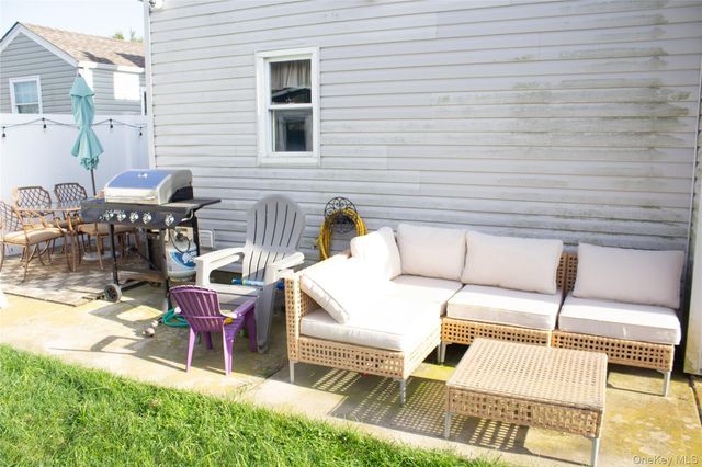 14 E Seacrest Avenue, Lindenhurst, NY 11757