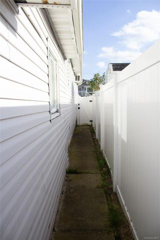 14 E Seacrest Avenue, Lindenhurst, NY 11757