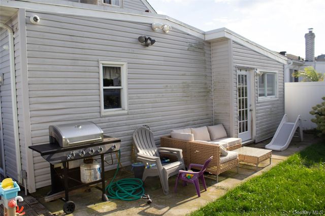 14 E Seacrest Avenue, Lindenhurst, NY 11757
