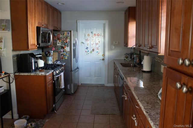 14 E Seacrest Avenue, Lindenhurst, NY 11757