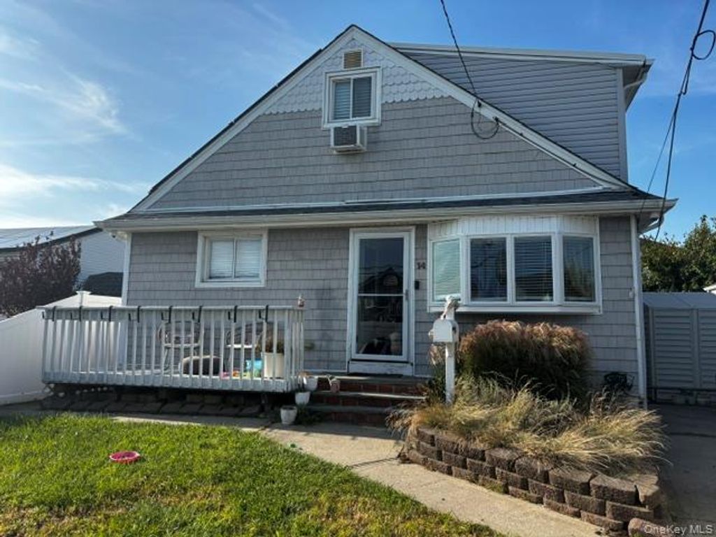 14 E Seacrest Avenue, Lindenhurst, NY 11757 — exterior
