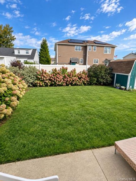 14 E Seacrest Avenue, Lindenhurst, NY 11757 — photo 2
