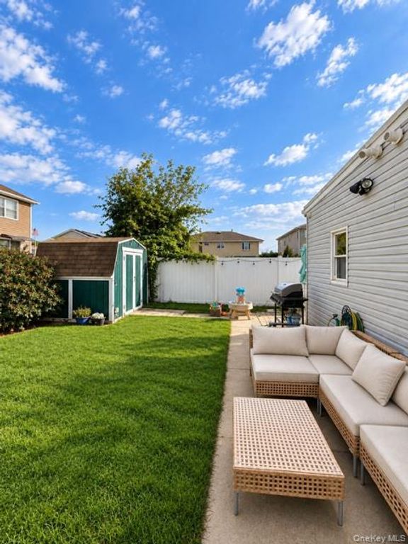 14 E Seacrest Avenue, Lindenhurst, NY 11757 — photo 3