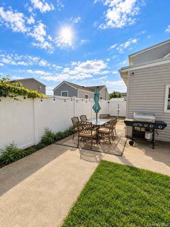 14 E Seacrest Avenue, Lindenhurst, NY 11757 — photo 4