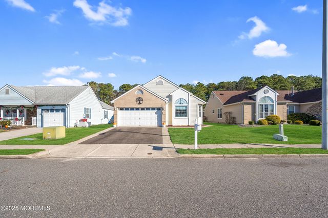 51 Narberth Way, Toms River, NJ 08757